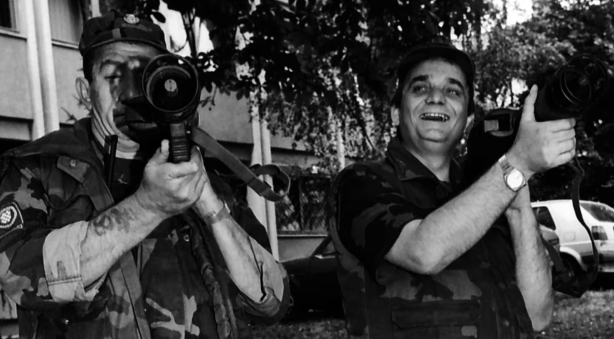 Branimir Glavaš, u čijem je procesu za ratne zločine u Hrvatskoj nad Srbima ključni svjedok bio Krunoslav Fehir, desno na fotografiji sa vojnikom koji drži raketni bacač, u Osijeku, avgust 1991. godine (Foto: Nikola Šolić/Rojters)