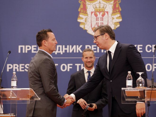 ZAHVALNOST ZA PODRŠKU SRBIJI: Aleksandar Vučić uručuje medalju Ričardu Grenelu