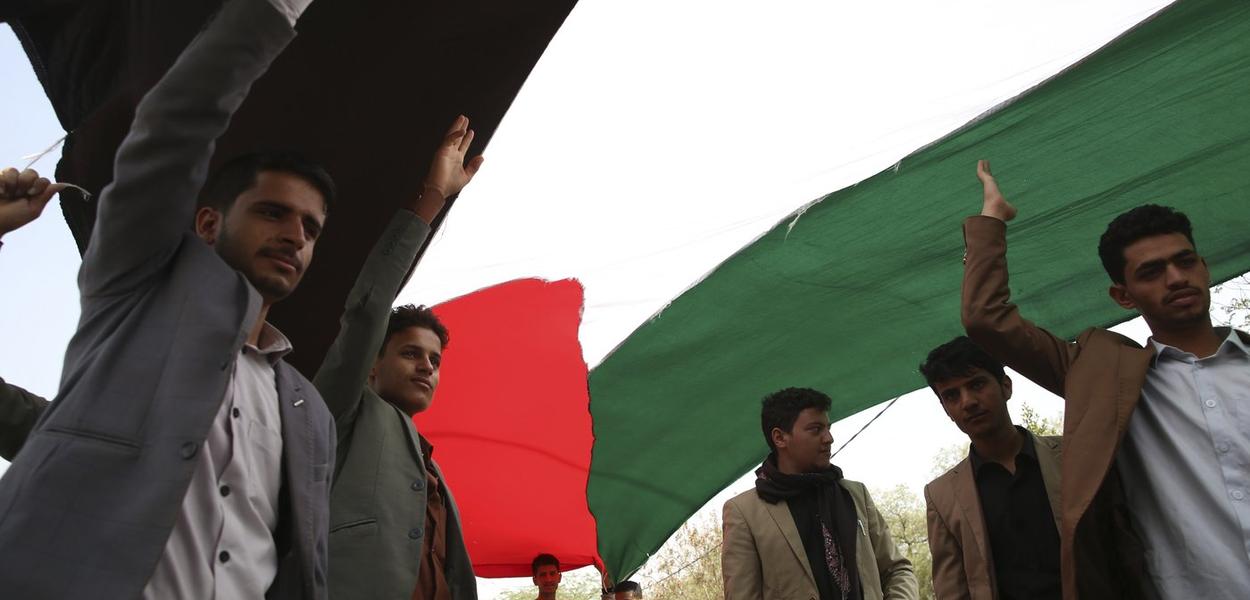 Studenti podižu palestinsku zastavu tokom protestka na Univerzitetu Sana u Jemenu, 16. jul 2025 (Foto: AP/Osamah Abdulrahman)