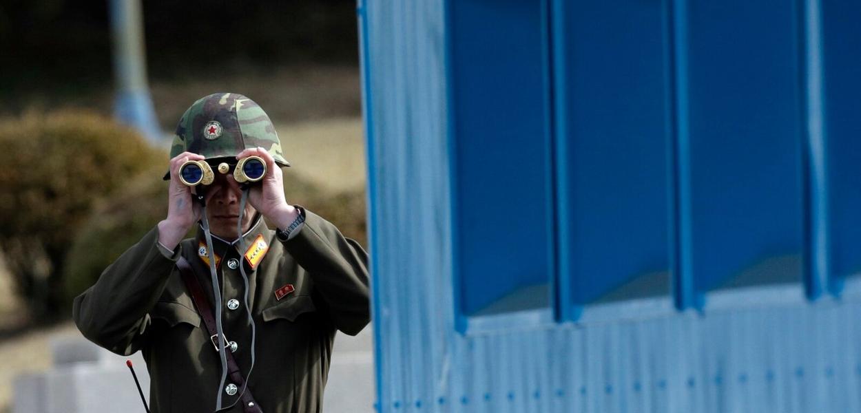 Sjevernokorejski vojnik gleda južnokorejsku stranu granice (Foto: AP)