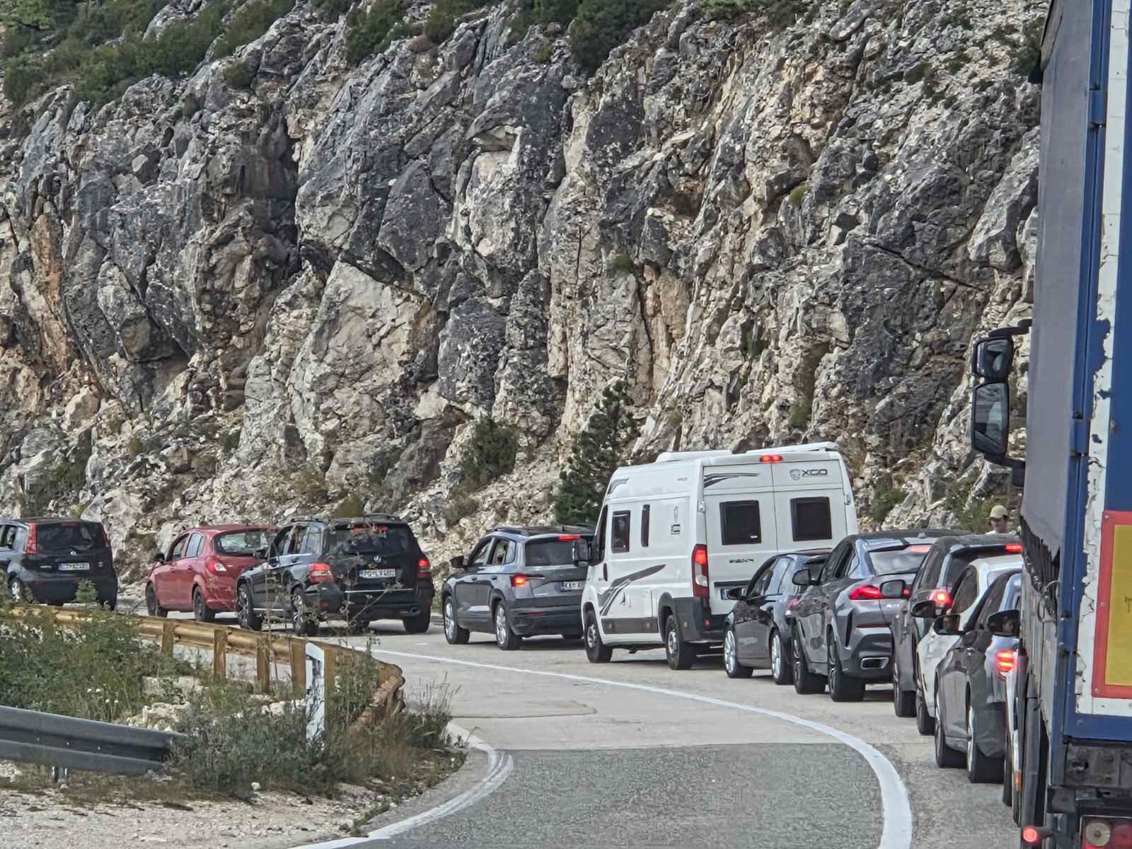 Kilometarske kolone na granici sa BiH