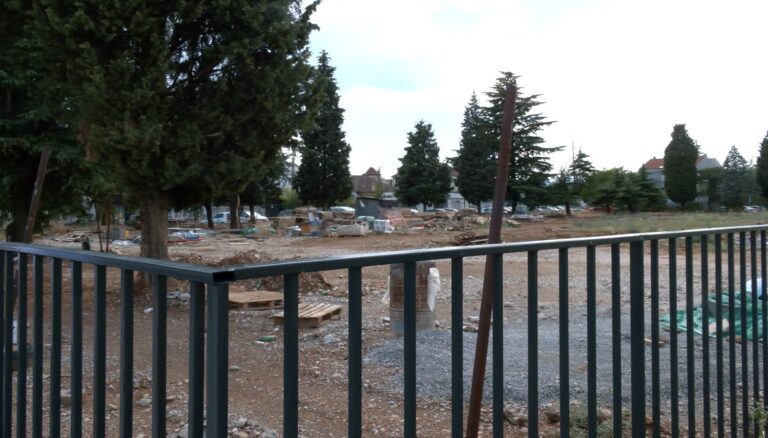 Ograđeni dio dvorišta OŠ "Vladimir Nazor" (Foto: Gradski.me)