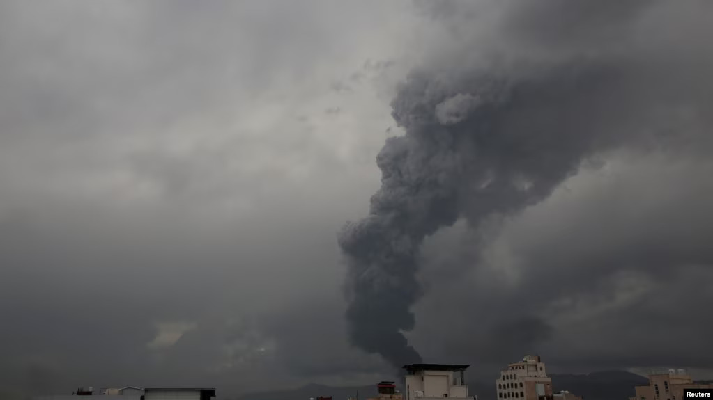 Dim iz zgrade nakon napada Izraela na Sanu, 24. avgust 2025. (Foto: Reuters)