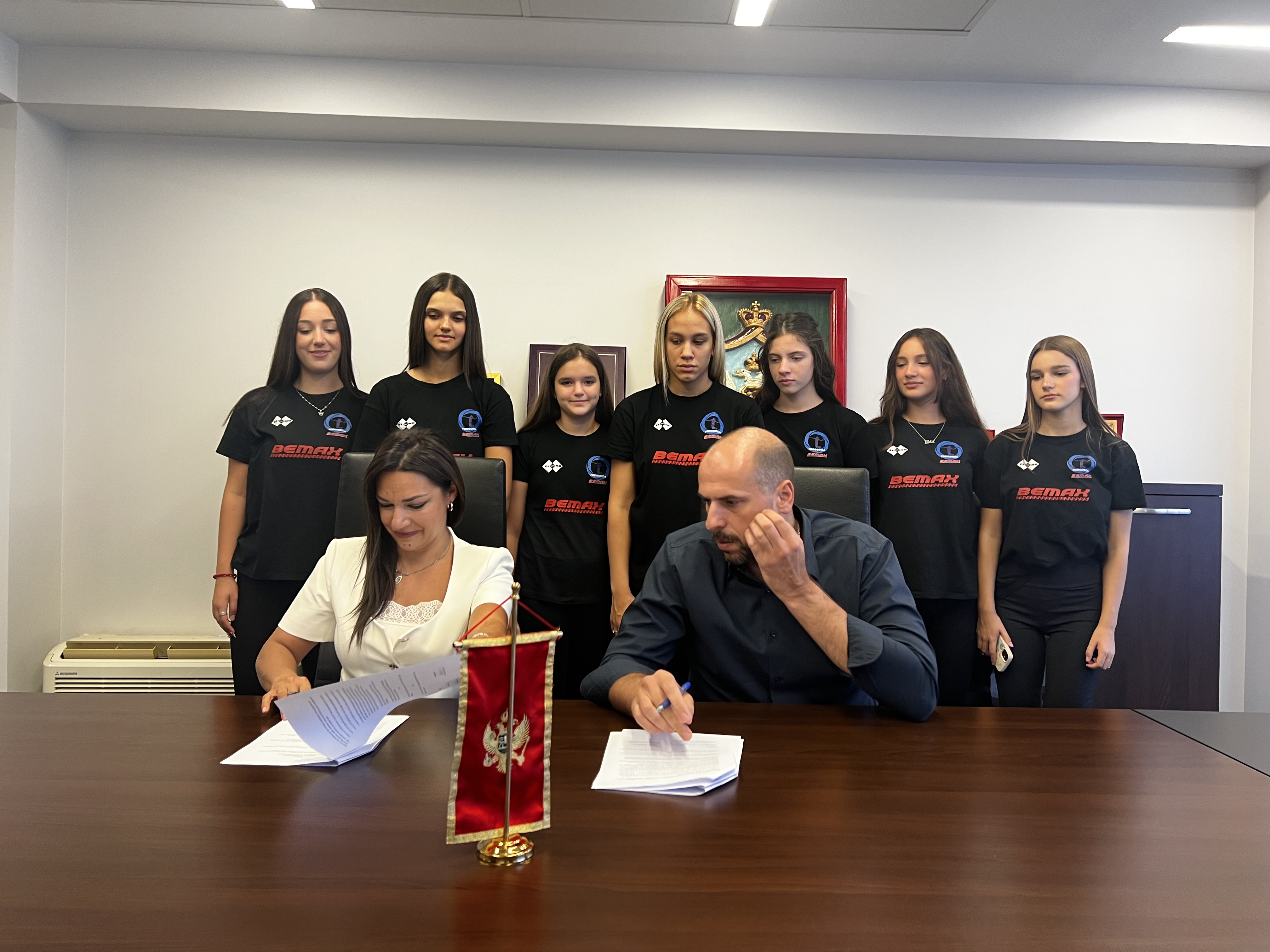 Mijajlović, Đurović i mlade igračice ŽRK Podgorica Bemax tokom potpisivanja ugovora