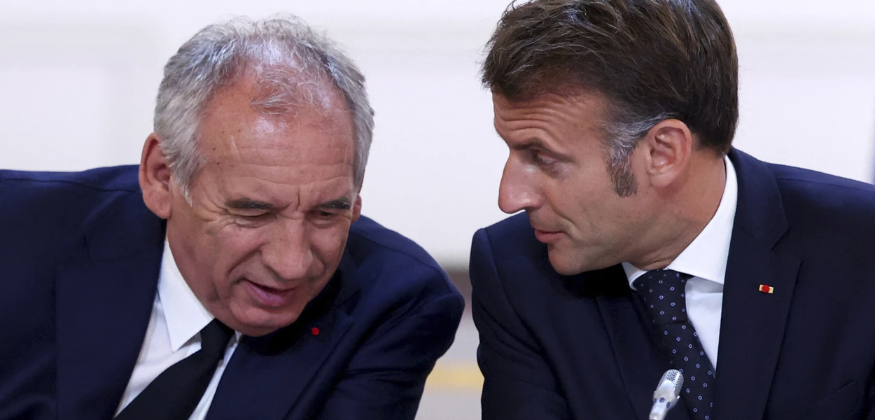 Francuski premijer Fransoa Bajru i predsjednik Emanuel Makron (Foto: Tom Nicholson, Pool Photo via AP)