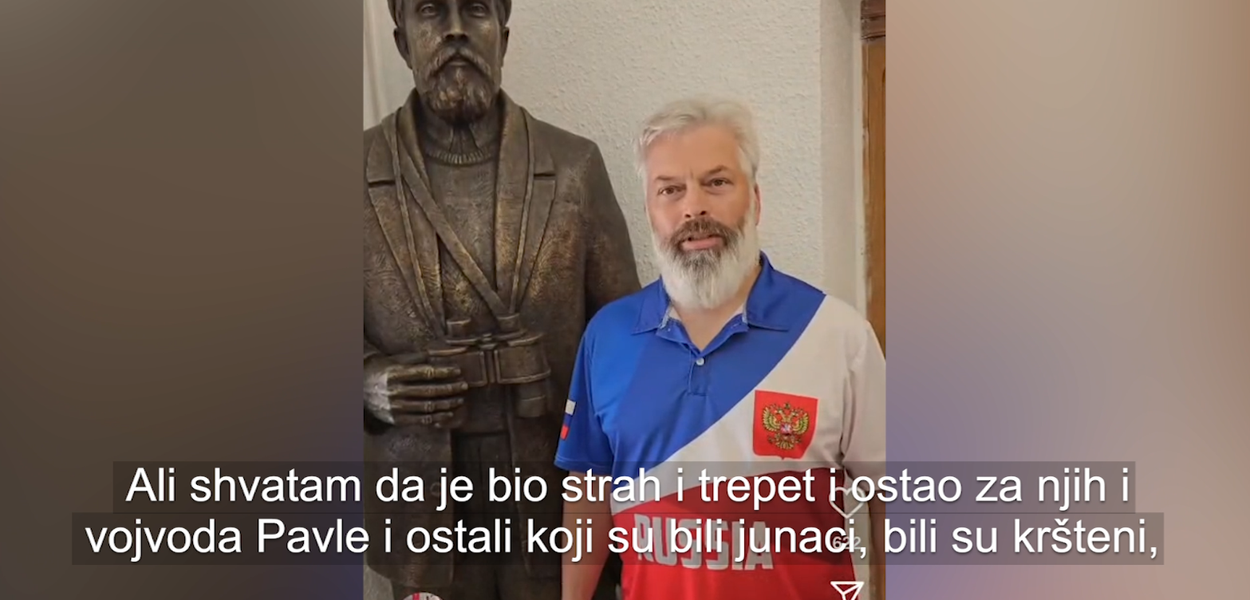 Danilo Romanov, iguman manastira Đurđevi stupovi uz totem zlikovca Pavla Đurišića (Foto: TV E)