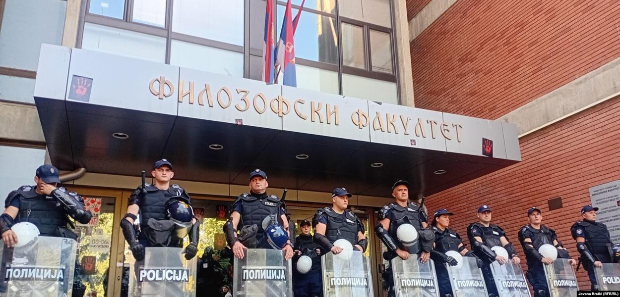 Policija u opremi za razbijanje demonstacija raspoređenja je pred ulazom u fakultet, Novi Sad, 27. avgust (Foto: RFE/RL)