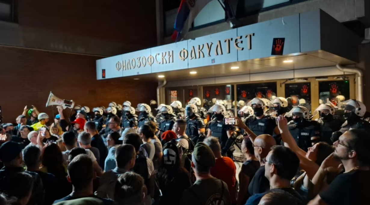Protest ispred Filozofskog fakulteta u Novom Sadu, 28. avgust 2025. (Foto: Jovana Krstić/RSE)