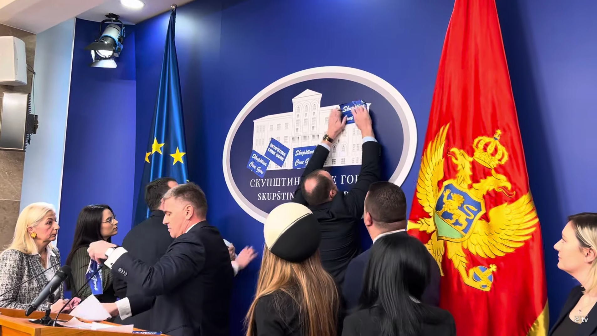 Poslanici opozicije lijepe naljepnice preko novog loga Skupštine