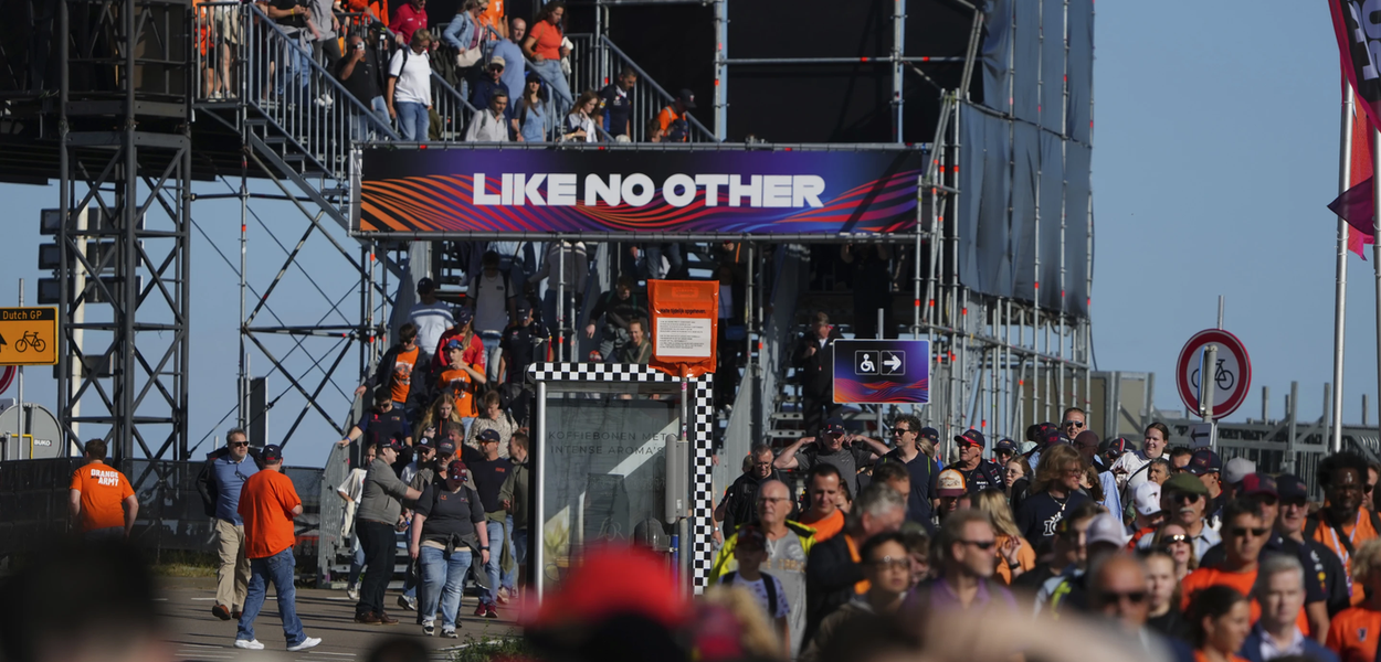 Navijači stižu na prvi trening za Veliku nagradu Nizozemske u Formuli 1 u Zandvortu,petak, 29. avgust 2025. (Foto: AP Photo/Peter Dejong)
