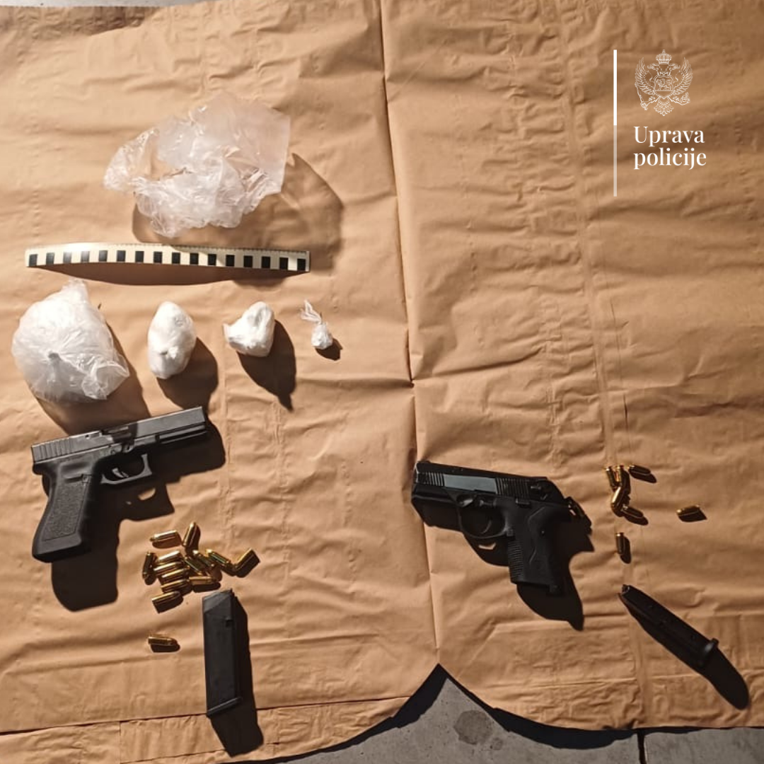 Oduzeti pištolji, municija i kokain (Foto: Uprava policije)