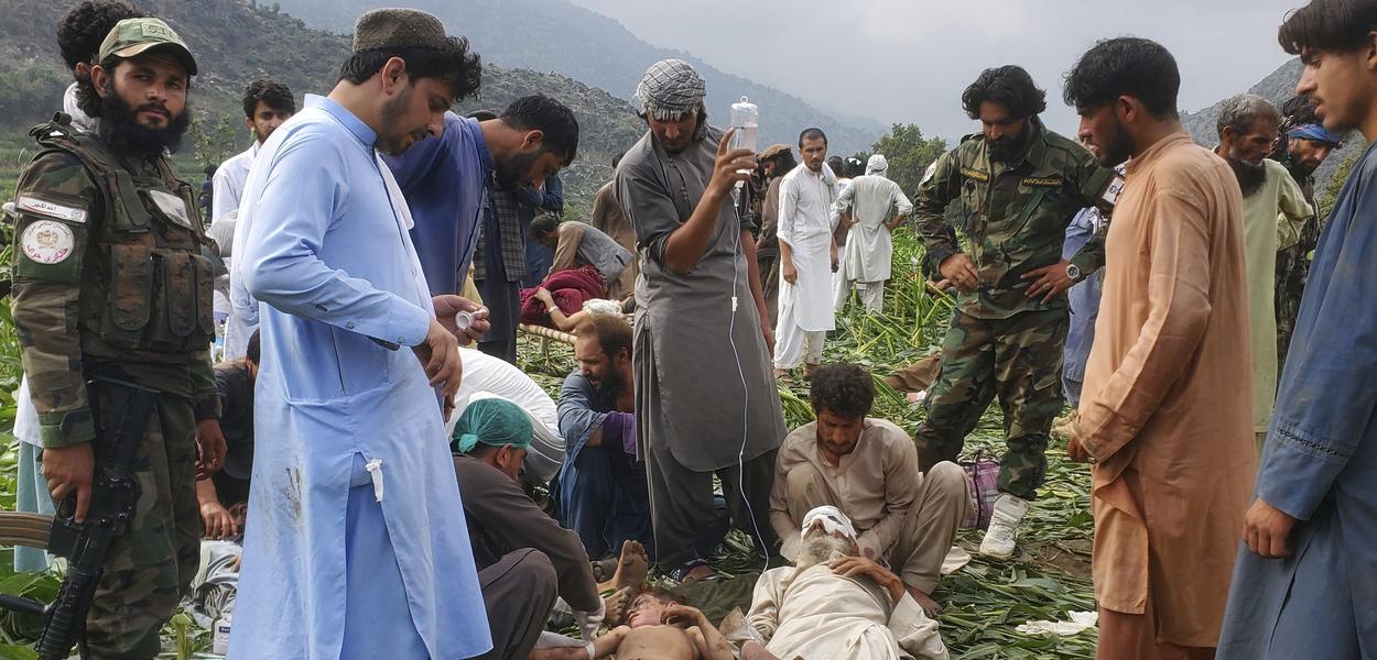 Radnici civilne zaštite, mještani i vojnici pripremaju se da evakuišu povrijeđene žrtve zemljotresa koji je usmrtio stotine ljudi i uništio brojna sela u istočnom Afganistanu, u Mazar Dari, provincija Kunar (Foto: AP photo/Hedayat Shah)