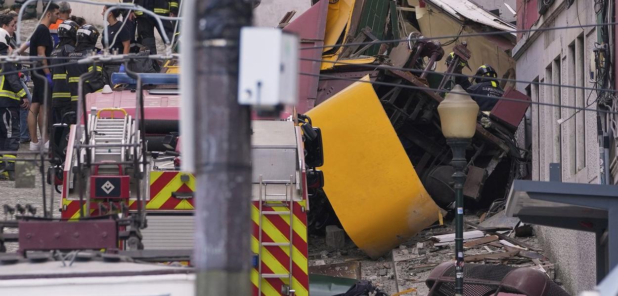 Ekipe hitnih službi na mjestu nesreće, Lisabon, 3. septembra 2024. (Foto: AP/Armando Franca)