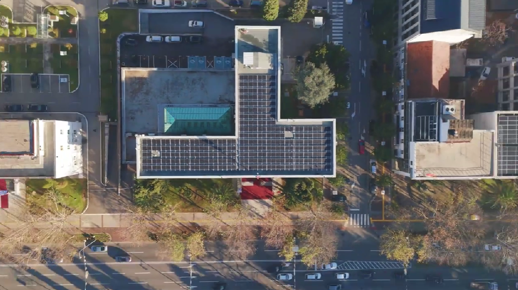 Solarni paneli na krovu Skupštine Crne Gore (Foto: Skupština Crne Gore/Youtube)