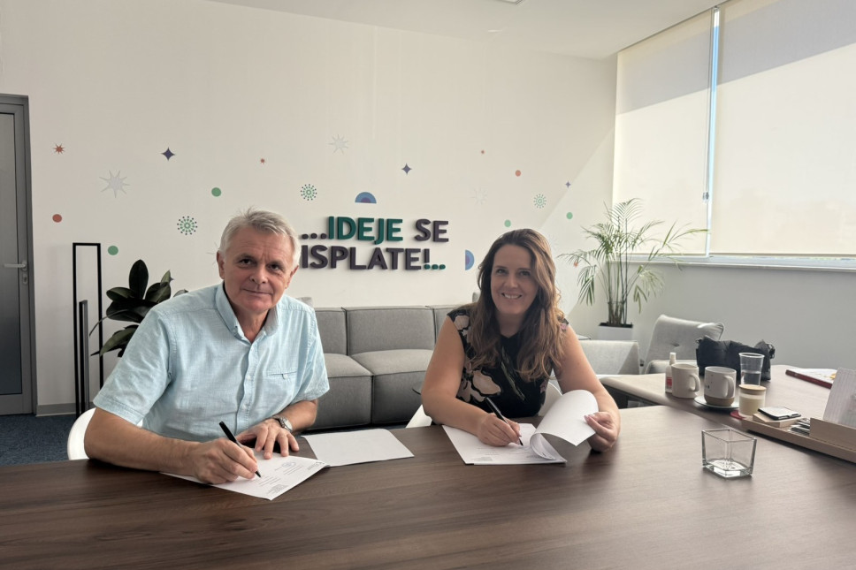 Potpisivanje ugovora (Foto: Univerzitet Crne Gore)