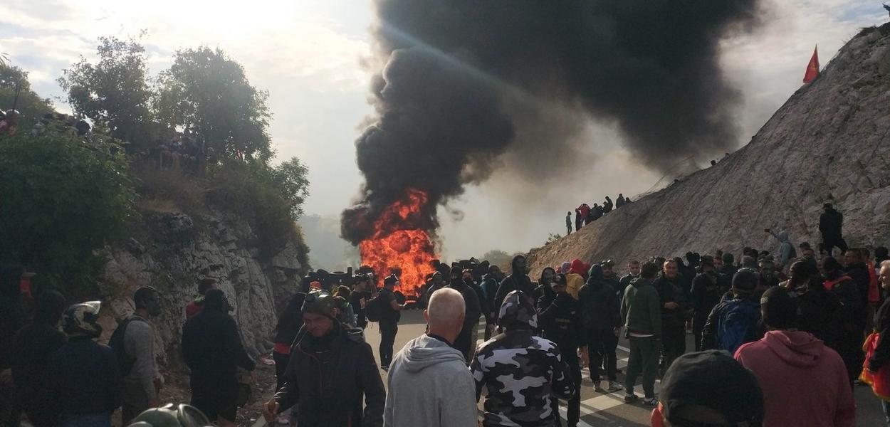 Barikade za Porfirija Perića i Joanikija Mićovića. 5. septembar 2021. (Foto: Duško Mihailović)