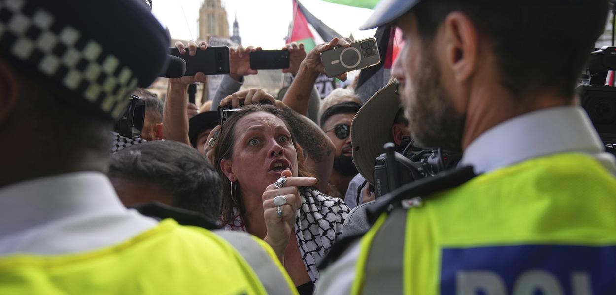 Demonstranti raspravljaju s policajcima tokom protesta podrške grupi "Palestinska akcija" u Londonu (Foto: AP photo/Joanna Chan)