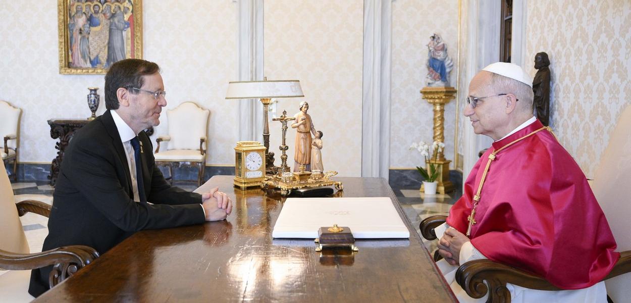 Predsjednik Izraela sastaje se s papom Lavom XIV u papinoj privatnoj biblioteci tokom privatne audijencije u Vatikanu (Foto: AP photo/Simone Risoluti)