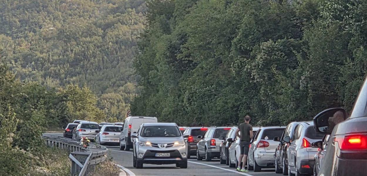 Ogromne kolone  (Foto: Portal ETV/Miraš Dušević )
