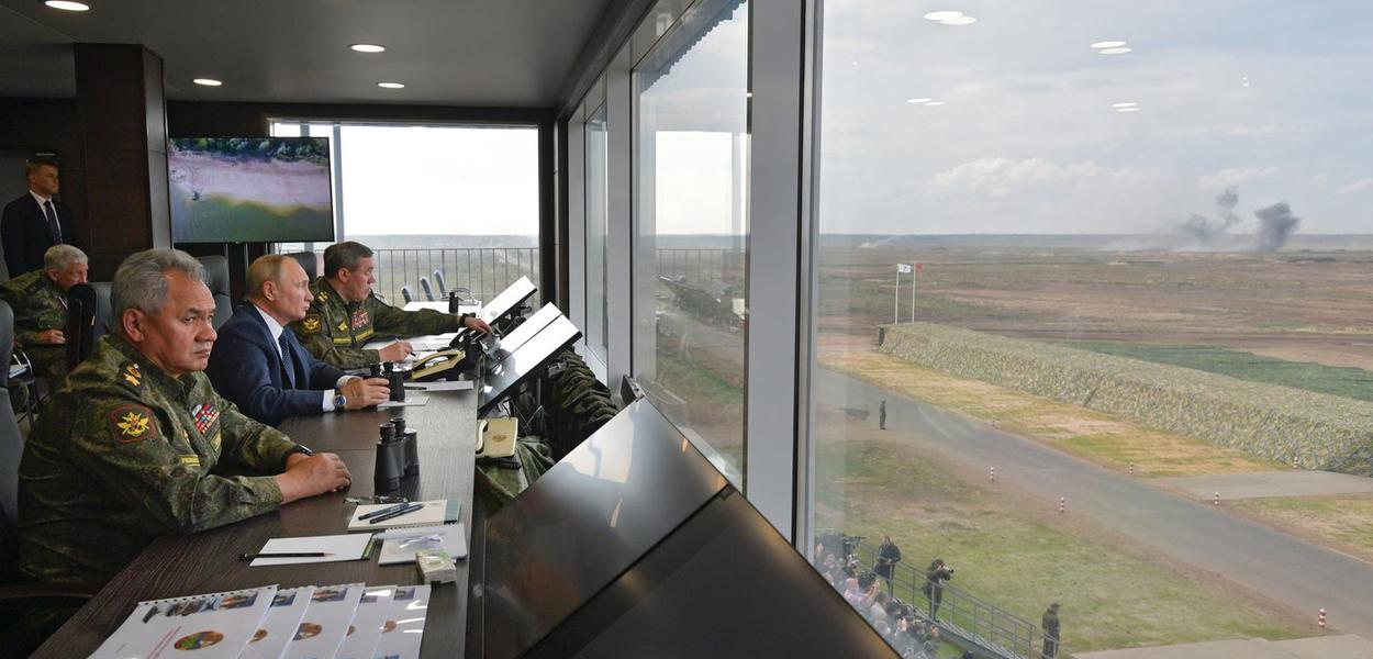 Predsjednik Rusije Vladimir Putin (u sredini), ministar odbrane Sergej Šojgu (lijevo) i načelnik Generalštaba Valerij Gerasimov (desno) posmatraju zajedničku stratešku vježbu oružanih snaga Ruske Federacije i Republike Bjelorusije Zapad-2021 na poligonu Mulino u Nižnjenovgorodskoj oblasti, Rusija, u ponedjeljak 13. septembra 2021. godine (Foto: Alexei Druzhinin)