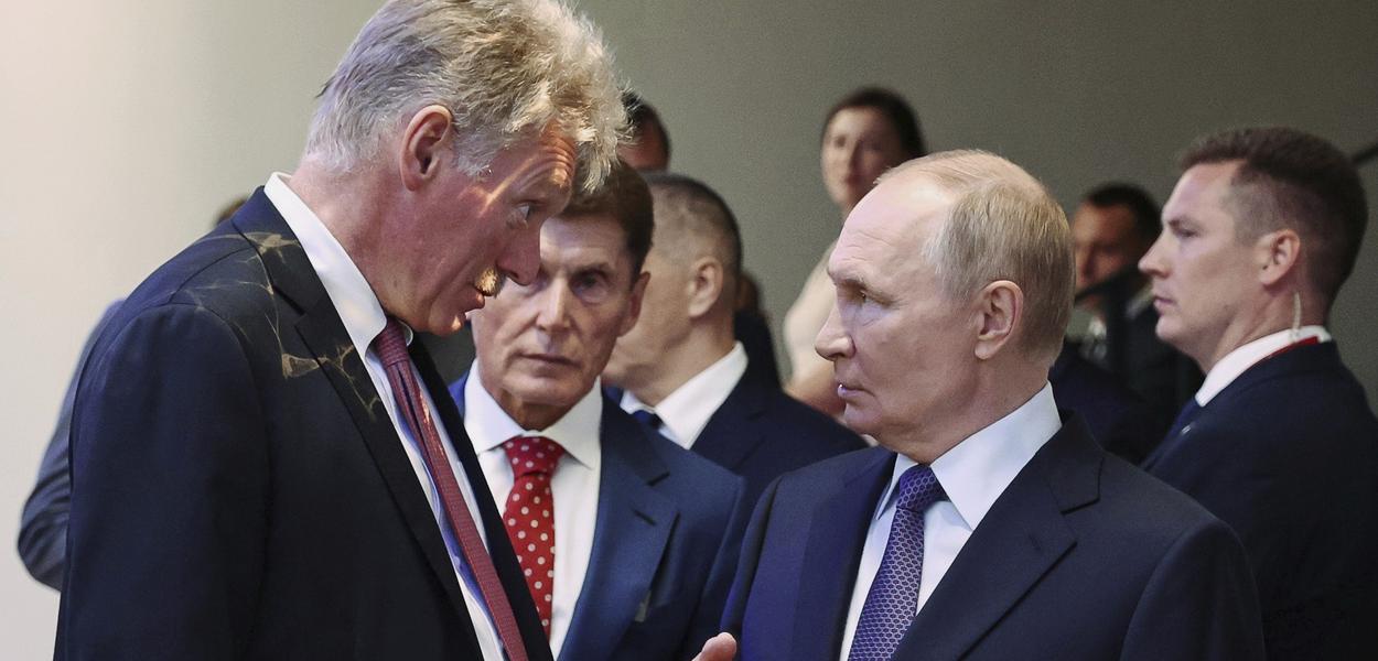 Dmitrij Peskov i Vladimir Putin (Foto: AP photo/Alexander Kazakov)