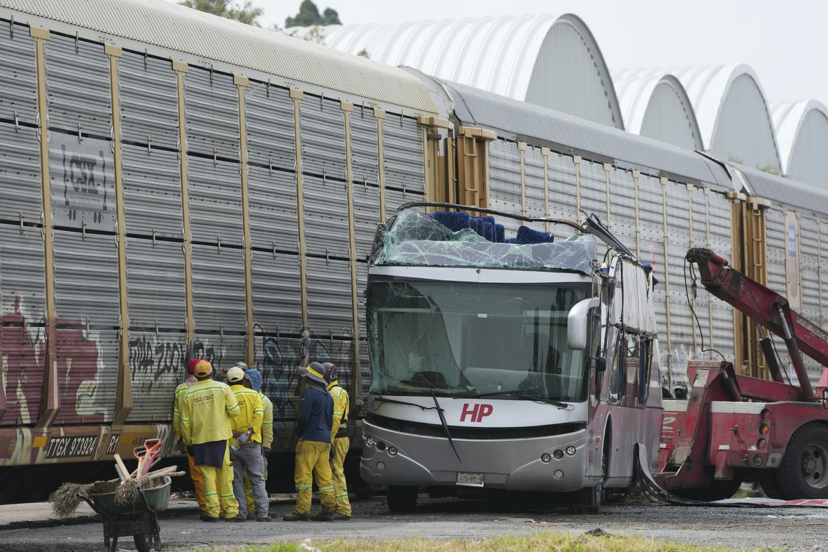 Sudar voza i autobusa u Meksiku (Foto: AP Photo/Fernando Llano)