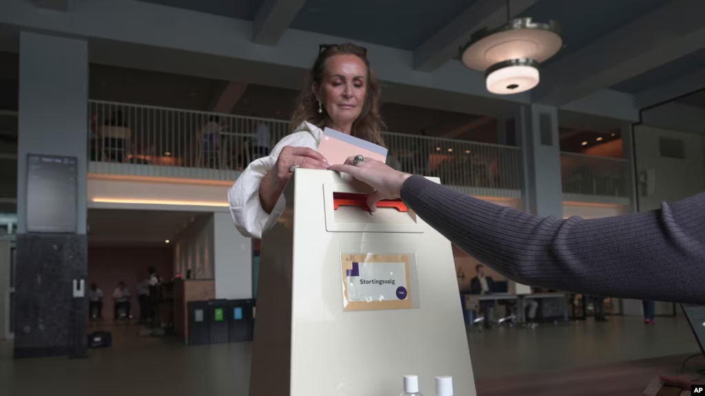 Ljudi glasaju na parlamentarnim izborima u Norveškoj u Oslu, Norveška, u ponedeljak, 8. septembra 2025. (Foto: AP)