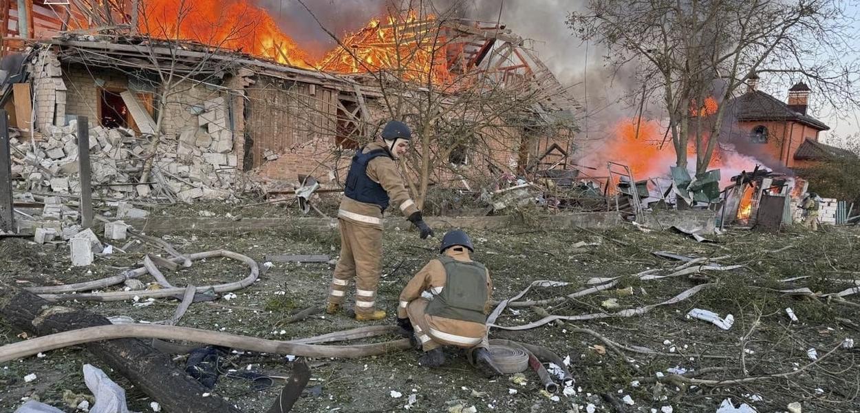 Na ovoj fotografiji koju su danas objavile ukrajinske hitne službe, spasioci gase požar u kući uništenoj ruskim napadom na stambeno naselje u Žitomirskoj oblasti u Ukrajini (Foto: AP photo/Ukrainian Emergency Service)