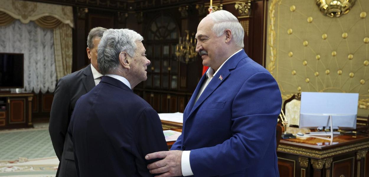 Bjeloruski predsjednik Aleksandar Lukašenko i američki predsjednički izaslanik Džon Koel rukuju se tokom sastanka u Minsku, Bjelorusija, u četvrtak, 11. septembar 2025. (Foto: Pres služba predsjednika Bjelorusije preko AP-a)