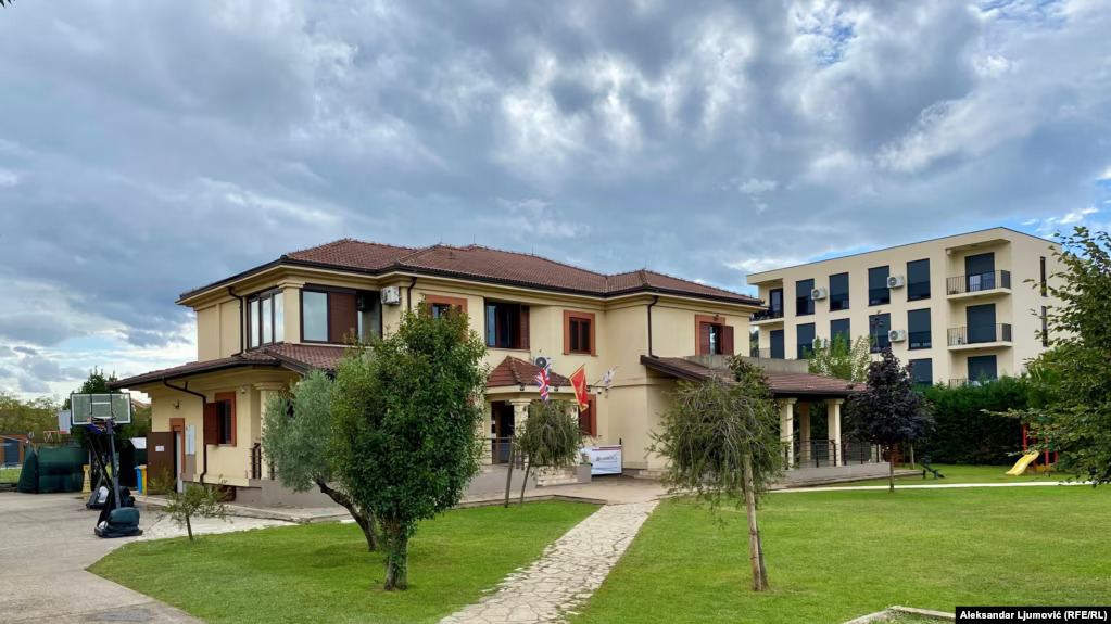 Dvorište škole Britanska akademija, Podgorica, 11. septembra 2025. (Foto: Aleksandar Ljumović (RFE/RL))