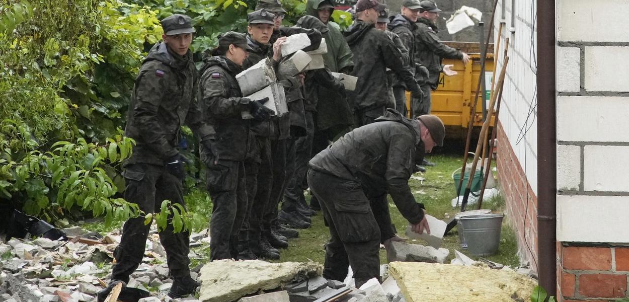 Posljedice upada dronova u Poljskoj (Foto: AP/Czarek Sokolowski)