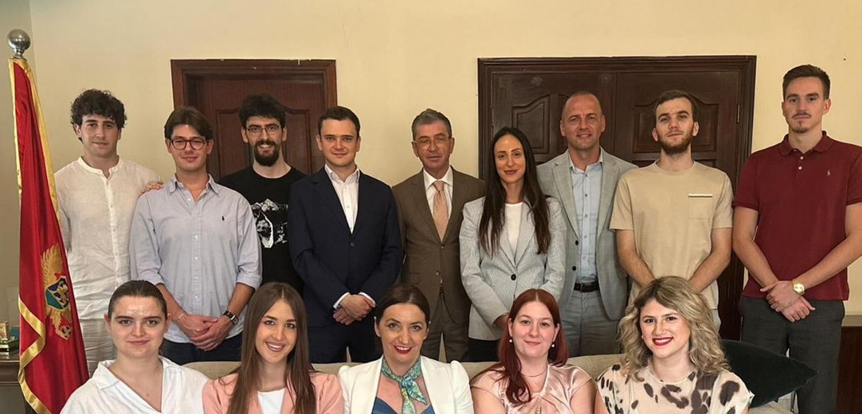 Ministarka sa studentima u Ujedinjenim Arapskim Emiratima (Foto: Ministarstvo prosvjete, nauke i inovacija)