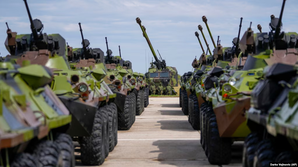 Vojnici Vojske Srbije tokom vojne vježbe, na vazduhoplovnoj bazi Batajnica kod Beograda, Srbija, 20. septembar 2024. (Foto: AP/Darko Vojinovic)