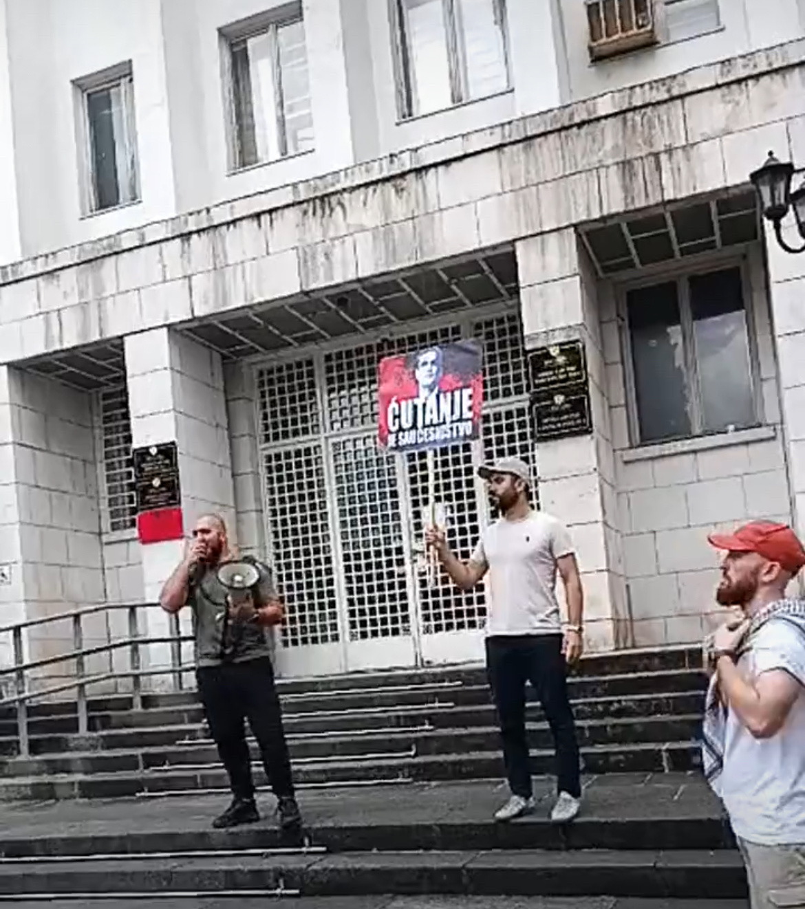 Obraćanje ispred zgrade predsjednika Crne Gore