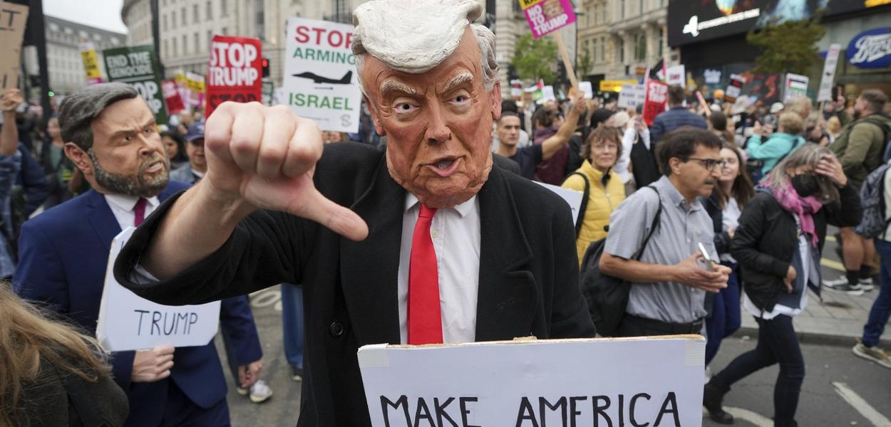 Demonstrant nosi Trampovu masku tokom demonstracija grupe „Stop Tramp koalicija“ protiv državne posjete predsjednika Donalda Trampa u Londonu (Foto: AP/Kin Cheung)