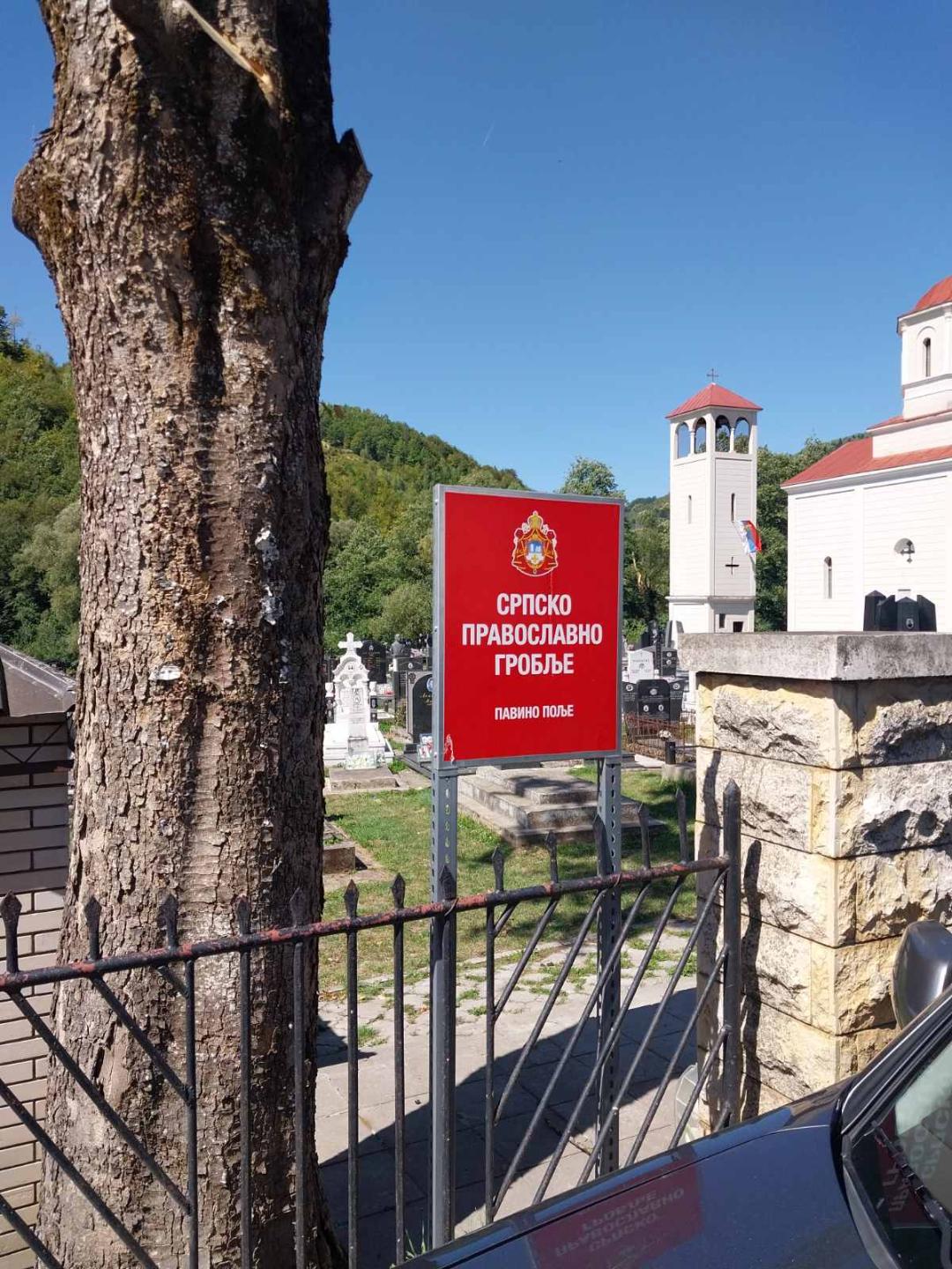 Sporna tabla ispred Mjesnog groblja u Pavinom Polju