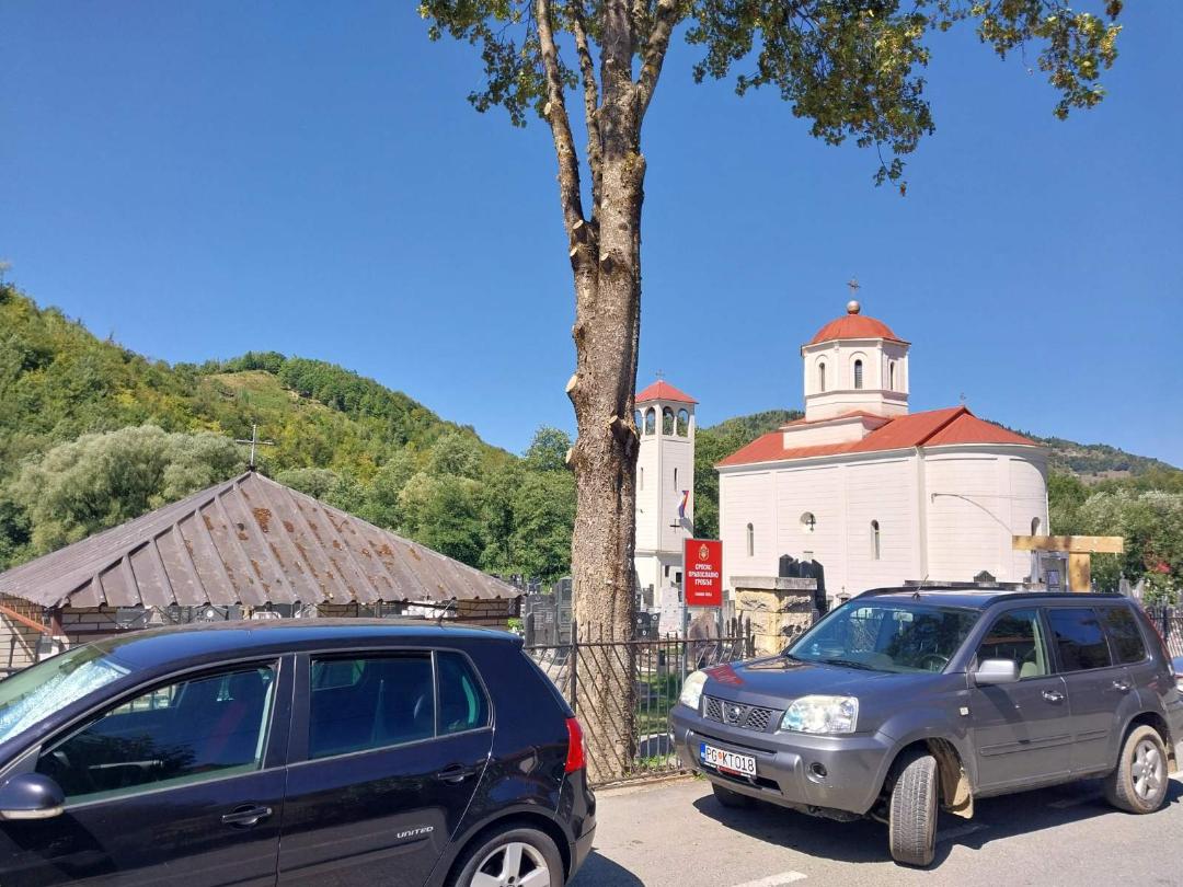 Institucije se ne usuđuju da uklone tablu ispred Mjesnog groblja u Pavinom Polju (Foto: Portal ETV)