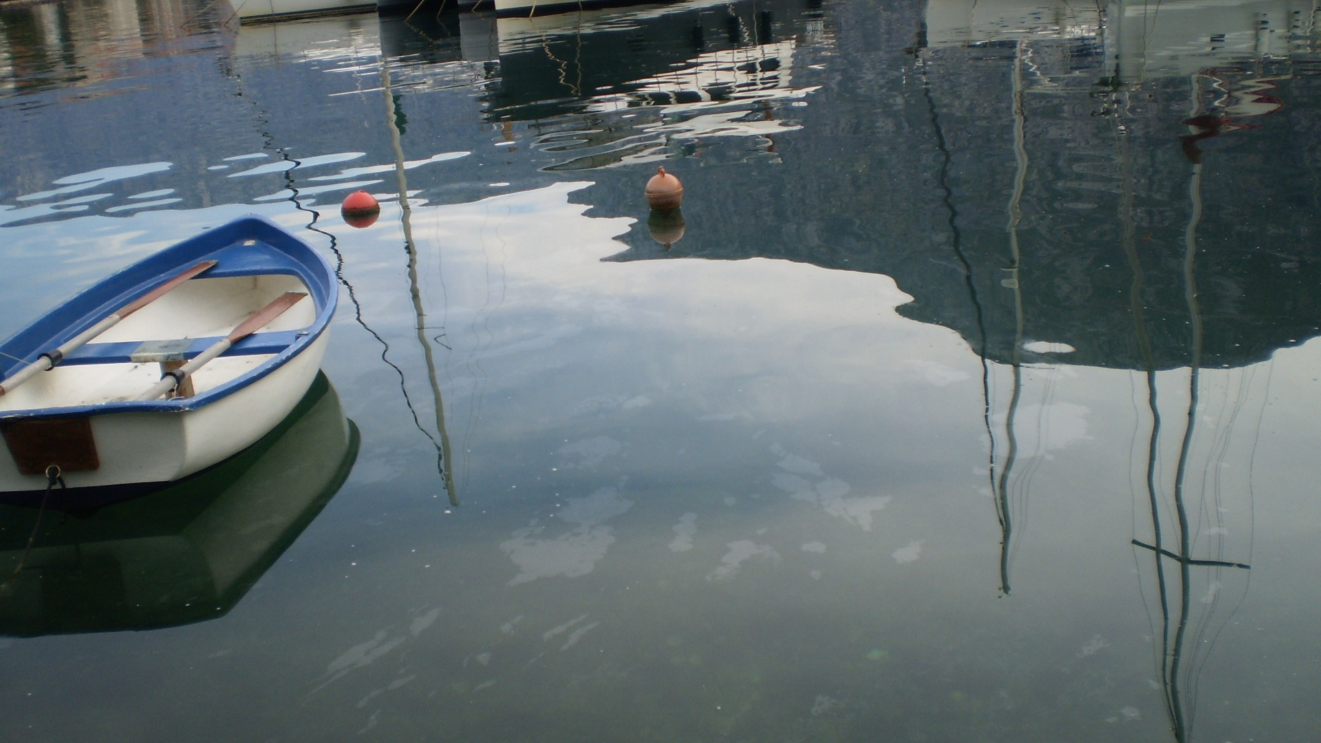 Zauljene mrlje na površini mora u blizini marine Kordić