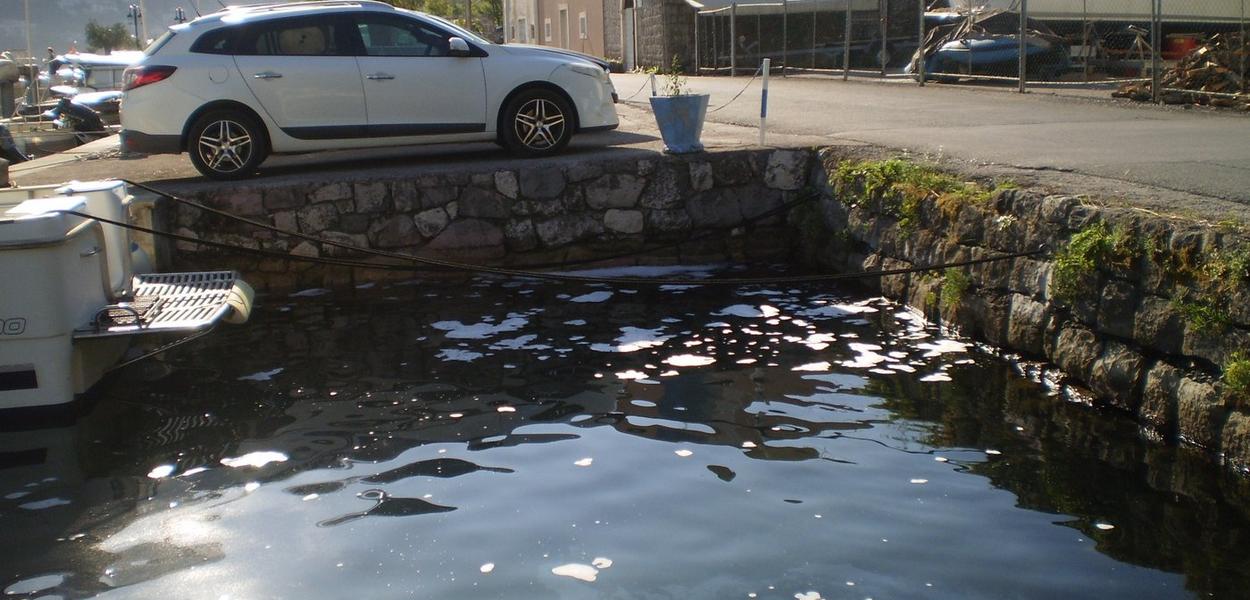 Zauljene mrlje na površini mora u blizini marine Kordić (Foto: Radio Kotor)