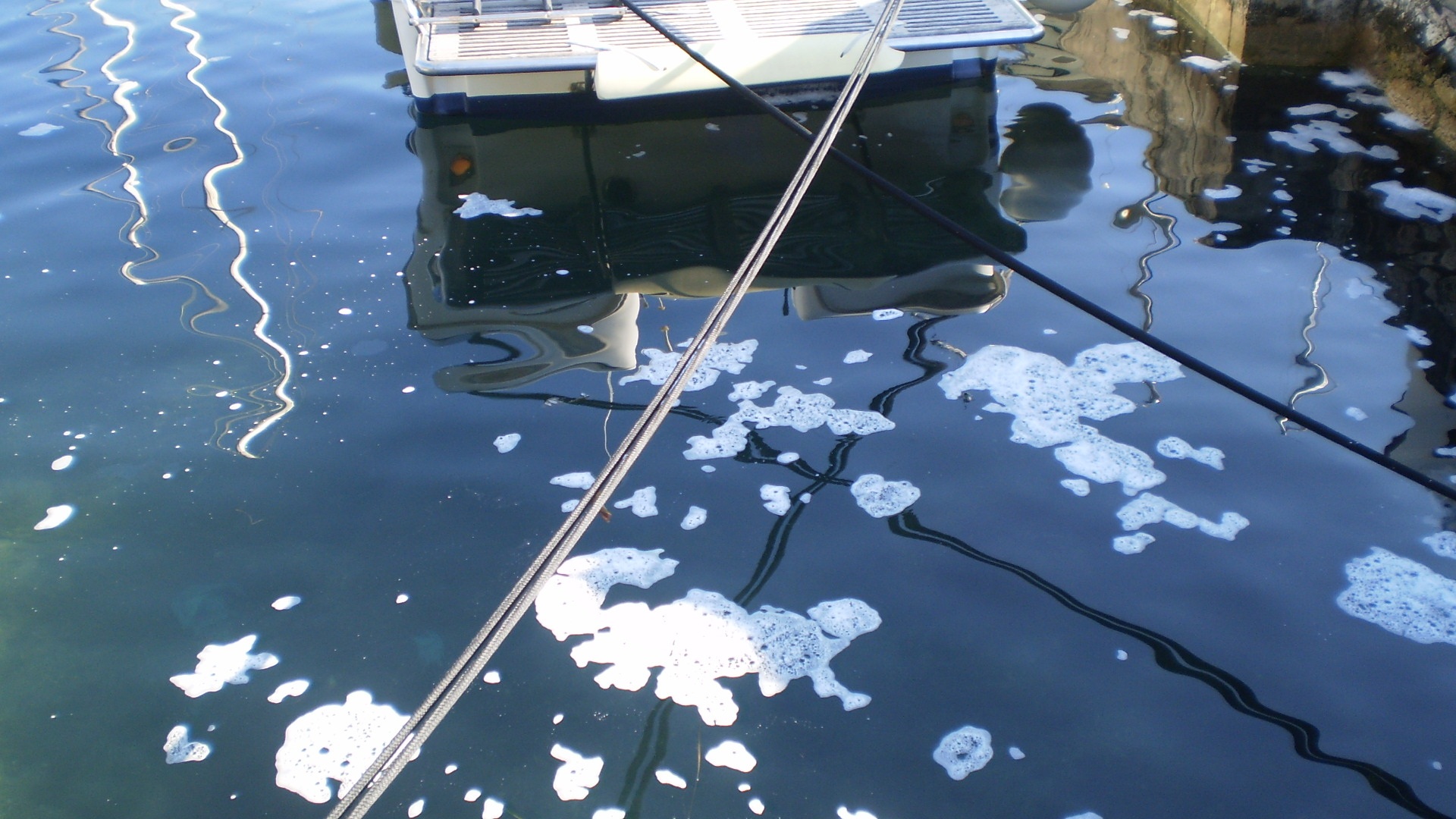 Zauljene mrlje na površini mora u blizini marine Kordić