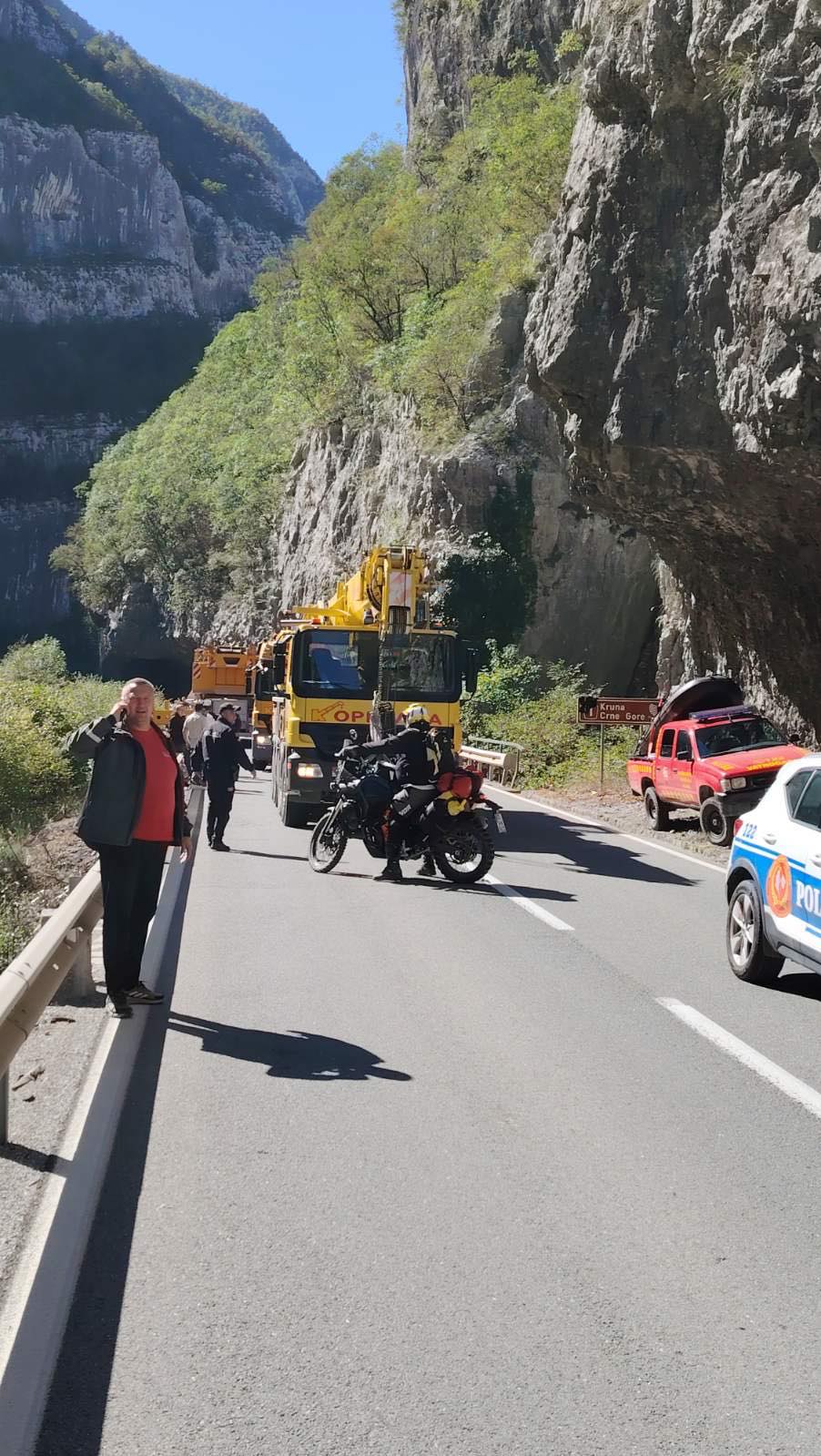 Izvlačenje kamiona iz kanjona Morača (Foto: Portala CG)
