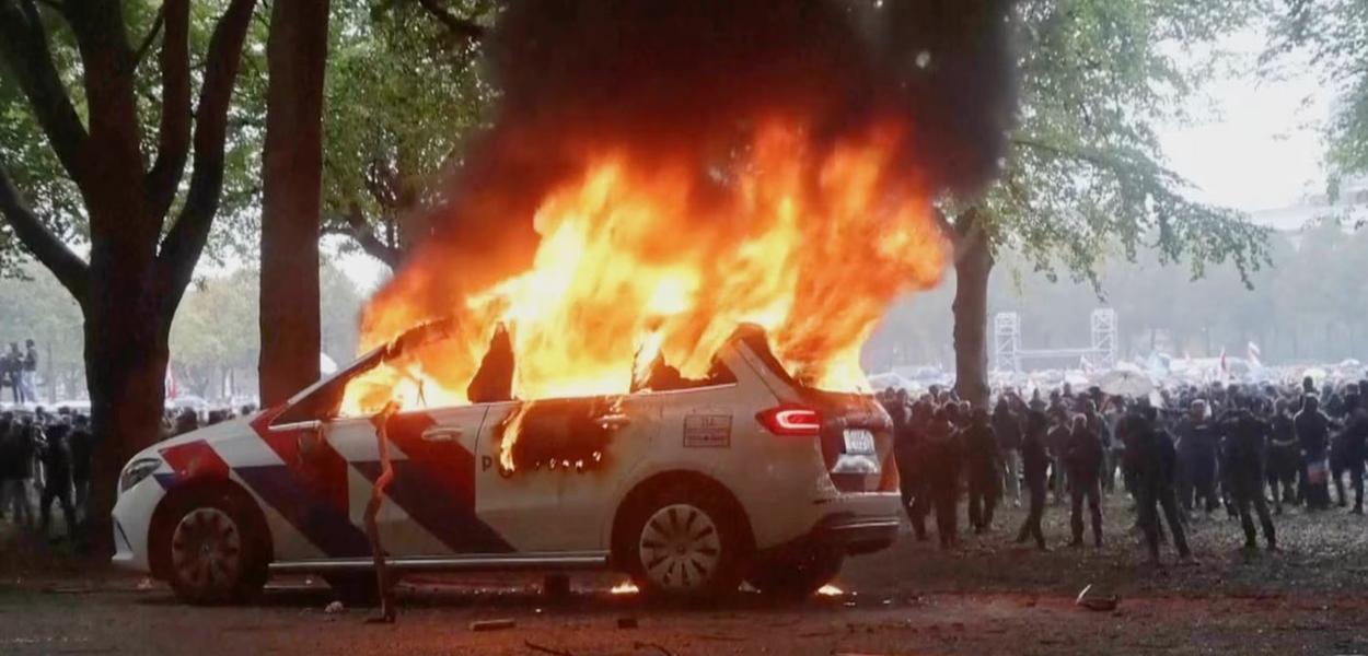 Zapaljeno policijsko auto na desničarski protestima u Hagu (Foto: AP)