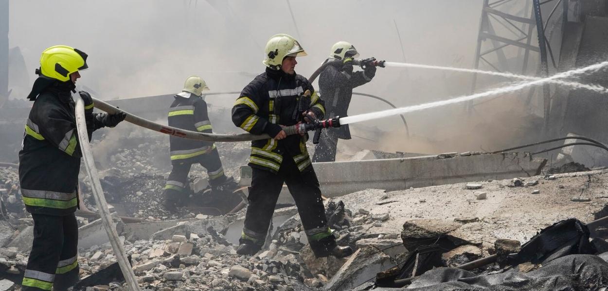 Ukrajinski spasioci nakon ruskog napada na Harkiv, arhivska fotografija (Foto: AP)