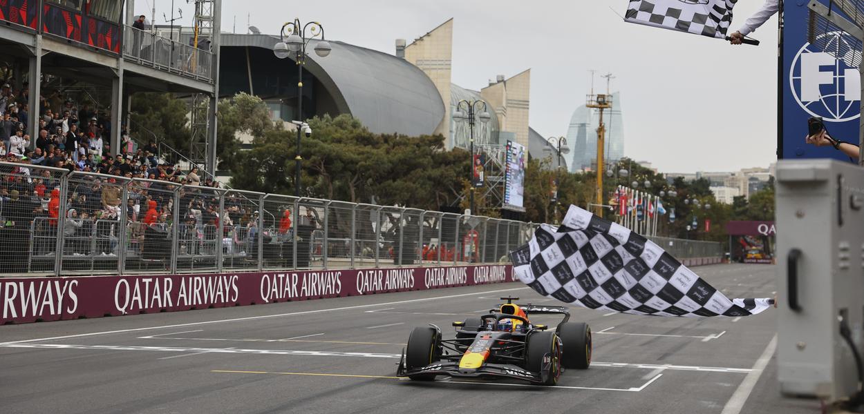 Red Bulov Maks Ferstapen prolazi kroz cilje na Velikoj nagradi Azerbejdžana u Bakuu, 21. septembar 2025. (Foto: Lisi Niesner)