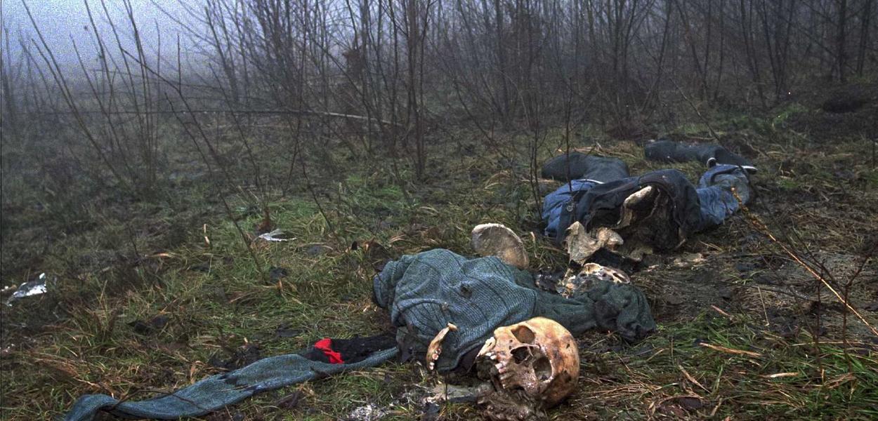 Skelet pronađen blizu Srebrenice, 4. februar 1996. (Foto: AP Photo/Alexander Zemlianichenko, File)
