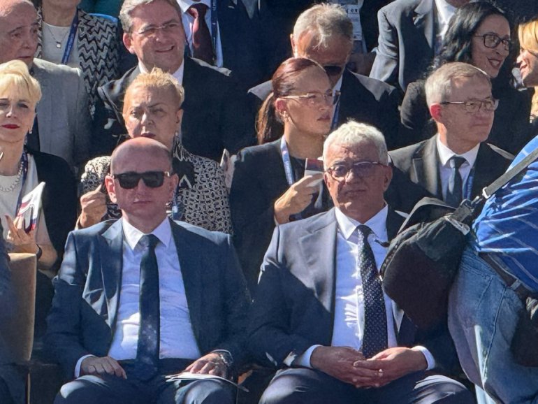 VUČIĆEVI VJERNI SAVEZNICI: Milan Knežević i Andrija Mandić na vojnoj paradi u Beogradu