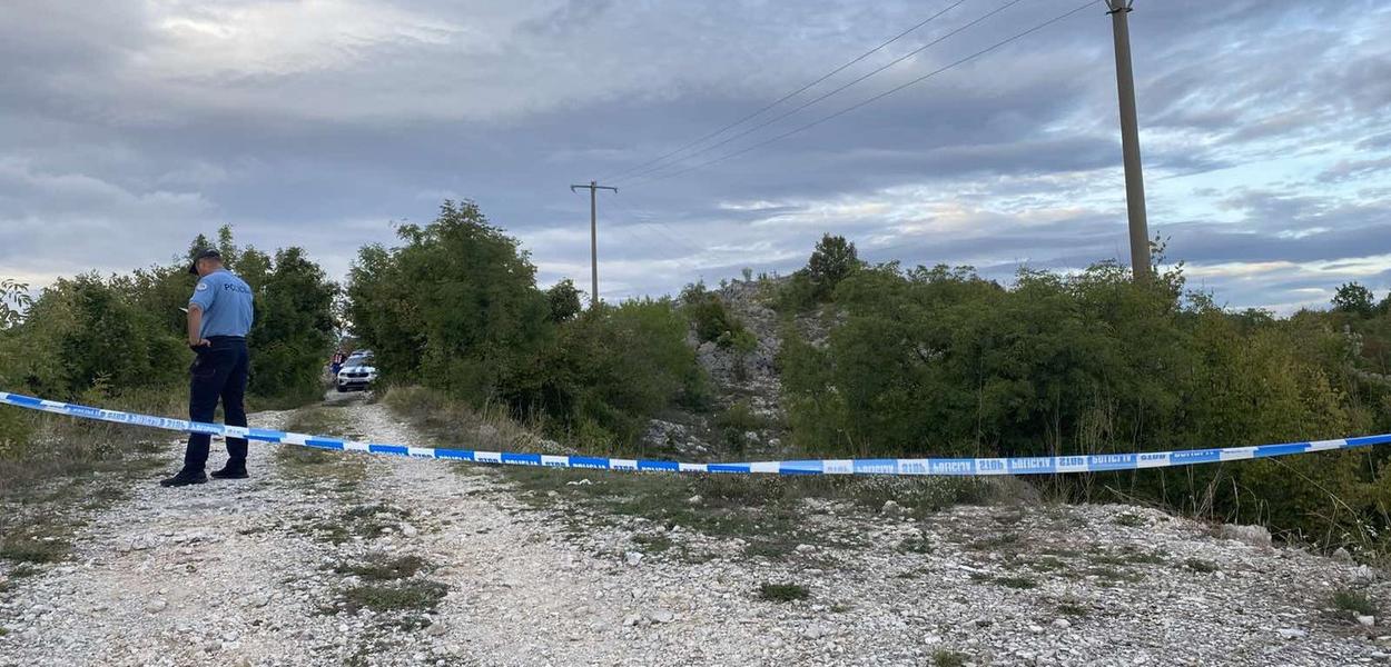 Sa makadamskog proširenja lokalnog puta gdje su pronađeni Belada i Ivanović (Foto: TV E/Ivona Đokić)