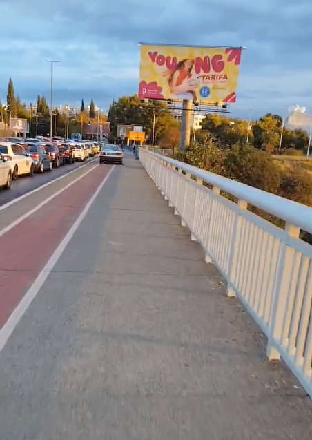 Automobilom preko trotoara (Foto: Stop kadar)