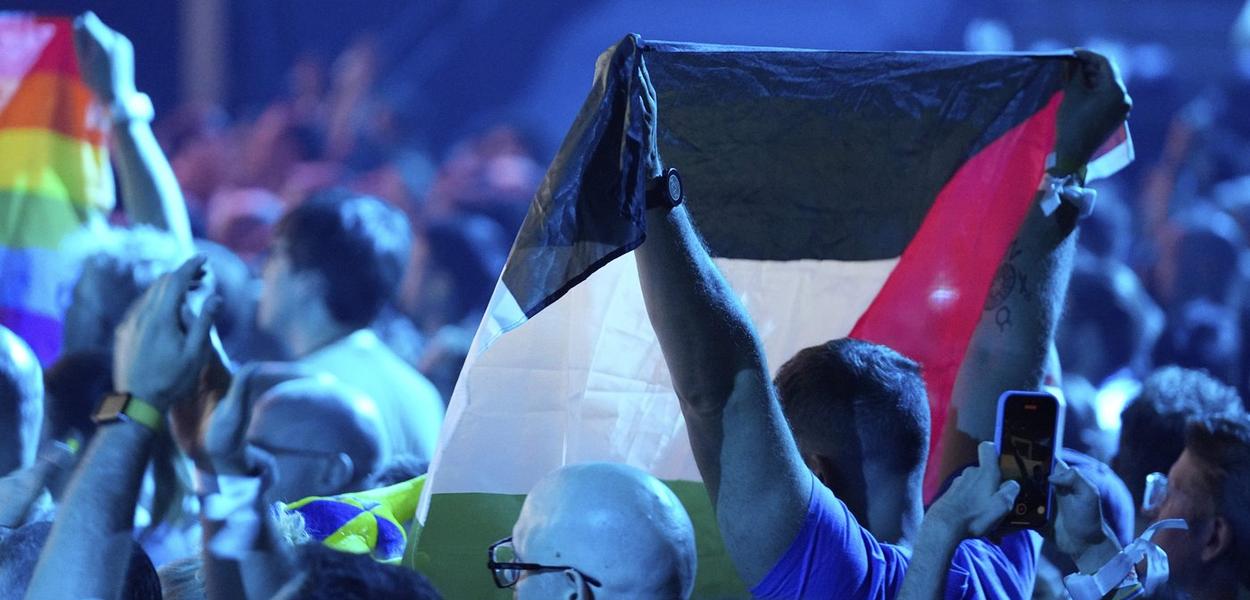 Palestinska zastava podignuta tokom nastupa Juvala Rafaela iz Izraela u takmičenju za Eurosong u Švajcarskoj, 16. maja 2025. (Foto: AP/Martin Meissner)