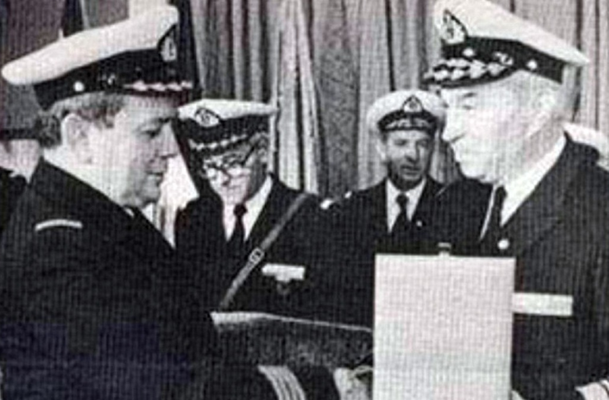 Admiral Vladimir Barović (lijevo) prima od viceadmirala Vjekoslava Čulića (desno) plaketu JNA 2.9.1989. godine na svečanosti u Vojnoj luci Lora (Foto: UGC)